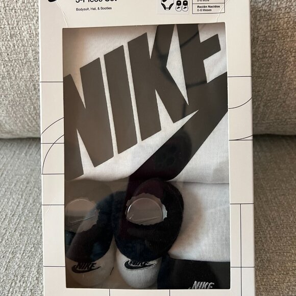 Newborn Nike 3-Piece Set Baby Bodysuit Hat Booties Black White 0-6 Months - Picture 2 of 7